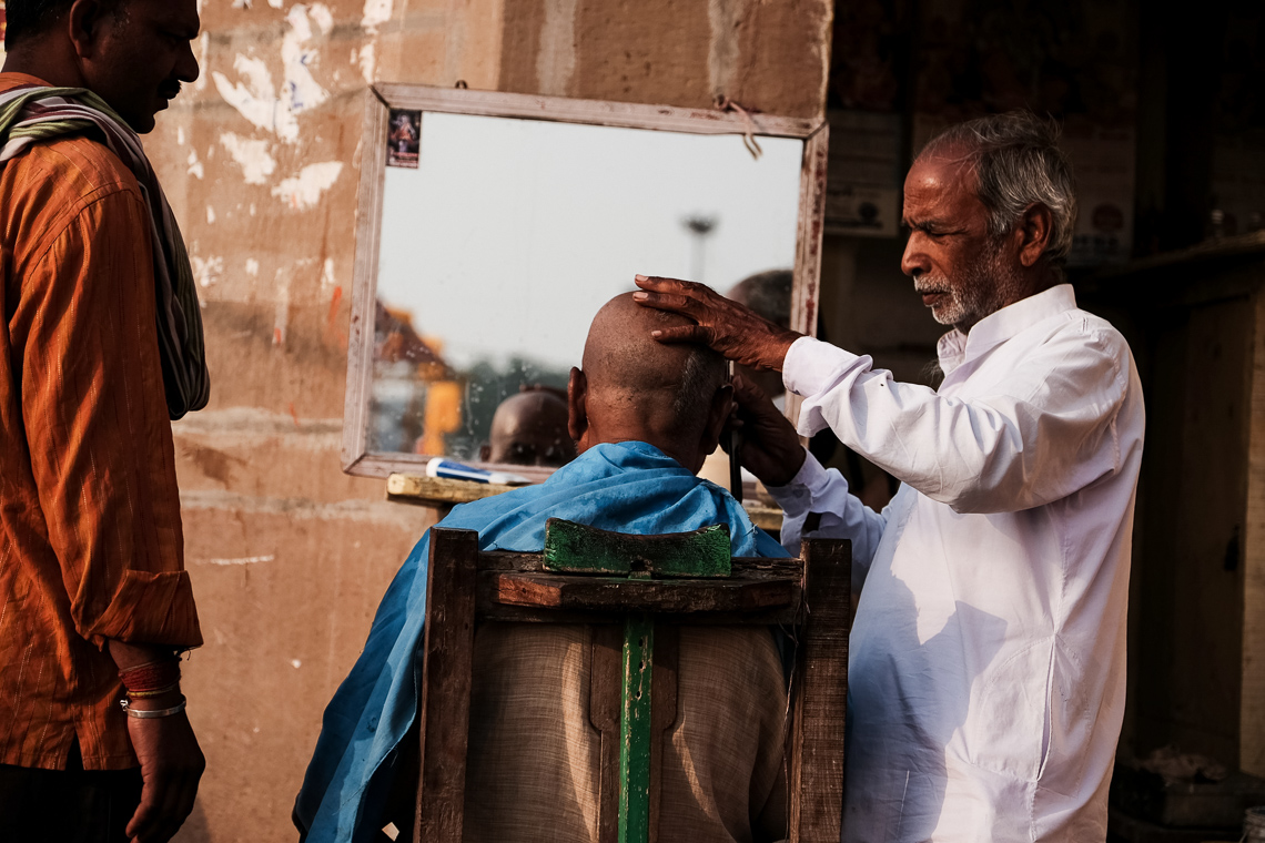 India street photography: outdoor haircut